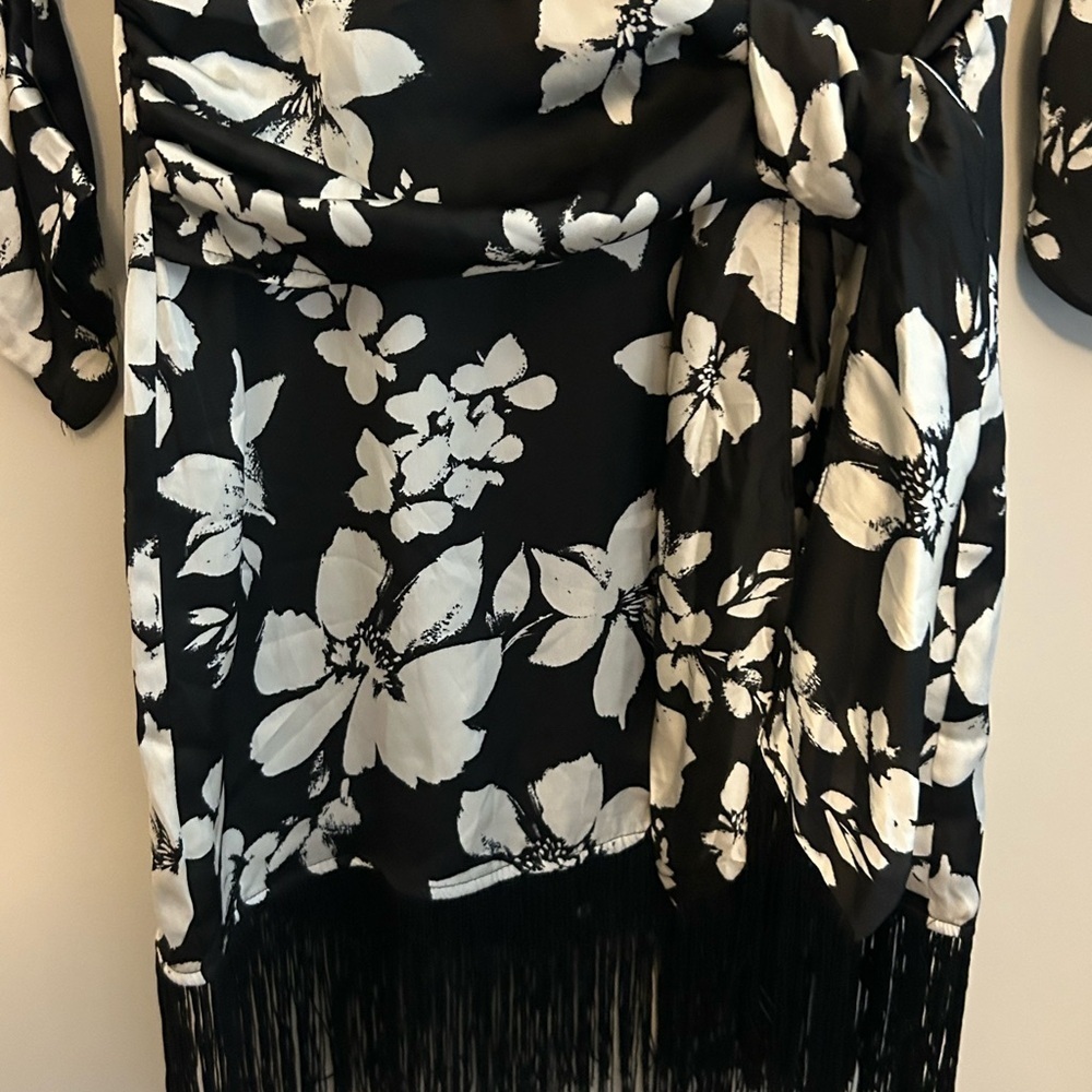 WESTERN NWT VICI black and white floral long sleeve mini fringe wrap Dress - Picture 5 of 7